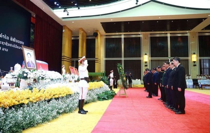 Thủ tướng Phạm Minh Chính và đoàn đại biểu Việt Nam viếng đồng chí Khamtay Siphandone. (Ảnh: VGP)