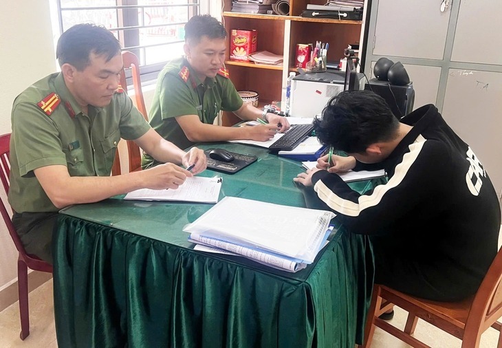 Công an làm việc với người livestream thông tin không đúng trên TikTok. (Ảnh: Tuổi trẻ)