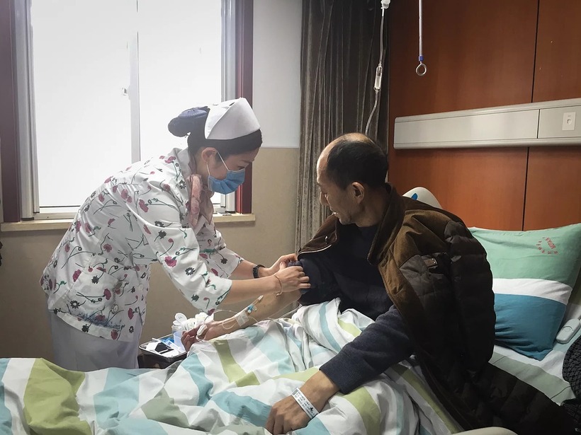Hình ảnh một người đàn ông được điều trị ung thư tại bệnh viện ở Trung Quốc. Ảnh: NPR