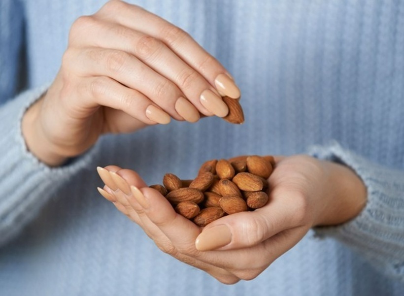Hạnh nhân rất giàu vitamin E, giúp bảo vệ các tế bào não khỏi bị tổn thương do các gốc tự do gây ra. Từ đó giúp cải thiện trí nhớ và làm chậm quá trình suy giảm nhận thức do tuổi tác. Ảnh minh họa.