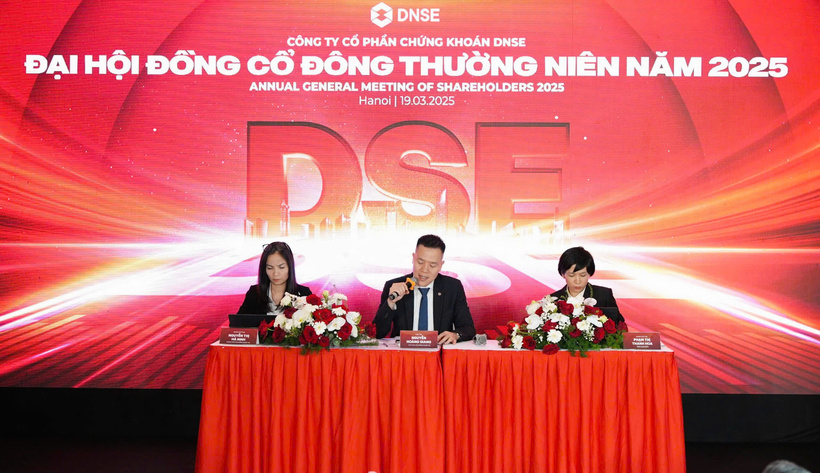 Chủ tịch Nguyễn Hoàng Giang phát biểu tại Đại hội đồng cổ đông thường niên DNSE 2025