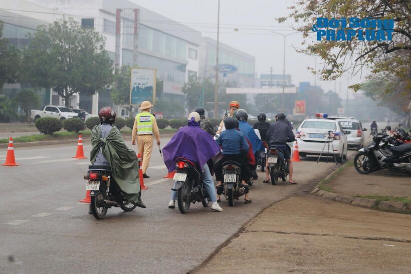CSGT Thái Nguyên đội mưa kiểm tra nồng độ cồn các phương tiện tham gia giao thông trên đường Cách mạng Tháng 8, TP. Thái Nguyên, tỉnh Thái Nguyên