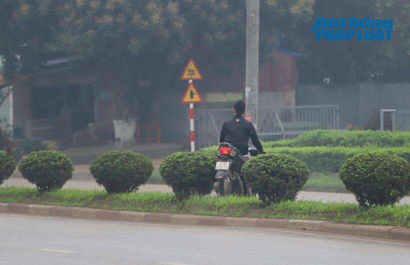 Một trường hợp nam tài xế điều khiển xe mô tô quay xe, phi qua dải phân cách đường để bỏ chạy khi thấy tổ công tác