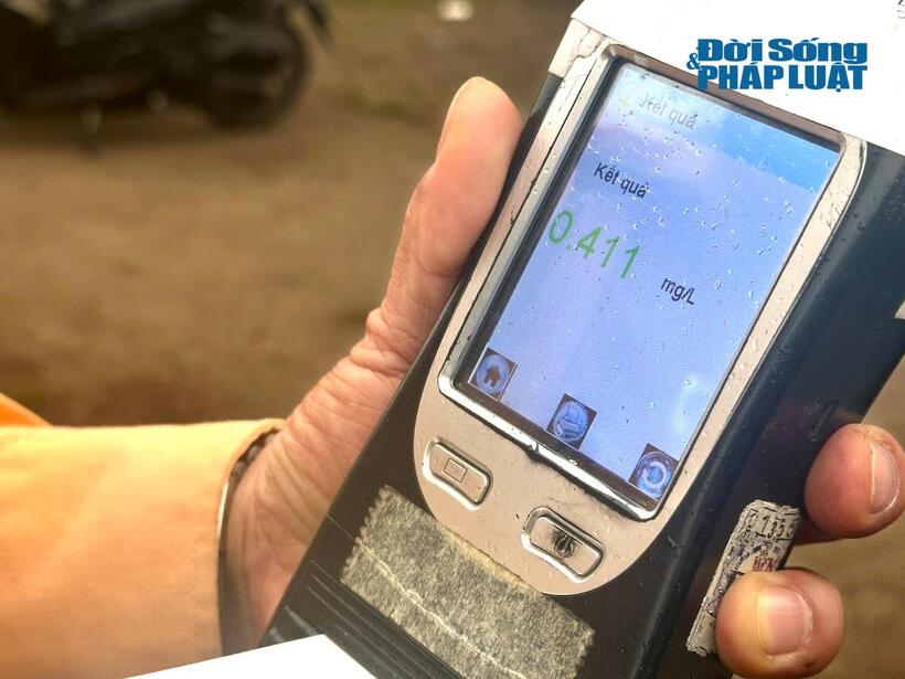 Qua kiểm tra nồng độ cồn, tài xế V. vi phạm ở mức 0,411 mg/L khí thở