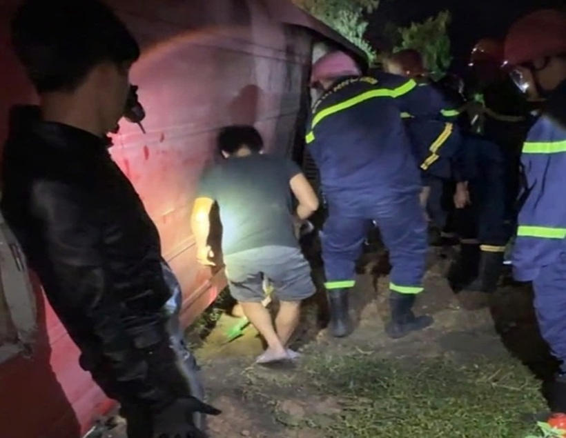 Ngay khi vụ tai nạn xảy ra, người dân địa phương đã phối hợp cơ quan chức năng đưa các nạn nhân ra khỏi xe và di chuyển đến Bệnh viện Đa khoa Bình Định.