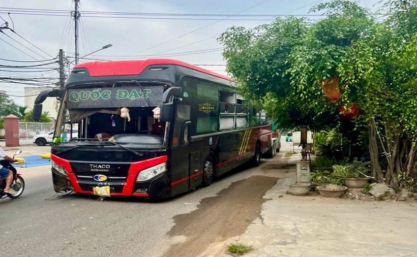 Hiện chiếc xe khách bị lật hư hỏng nặng và được cẩu kéo khỏi hiện trường.