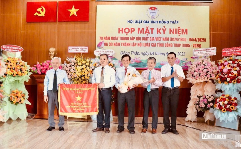 Dịp kỷ niệm này, Hội Luật gia tỉnh Đồng Tháp vinh dự nhận Cờ thi đua của UBND tỉnh Đồng Tháp về thành tích xuất sắc trong năm 2024. Ông Đinh Văn Dũng và ông Nguyễn Văn Nghĩa, Chánh Thanh tra tỉnh, đã trao Cờ thi đua và tặng hoa chúc mừng lãnh đạo Hội, ghi nhận những đóng góp tích cực của Hội trong công tác pháp luật và phát triển địa phương.