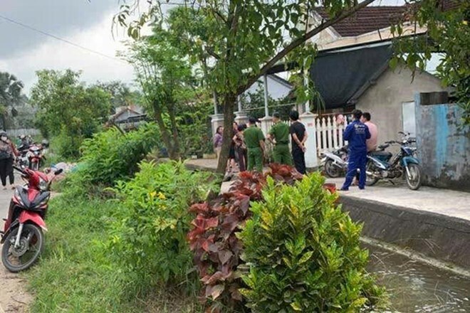 Khu vực phát hiện bé gái hơn 1 tuổi ở Phú Yên nằm tử vong dưới mương nước trước nhà. (Ảnh: Lao động)