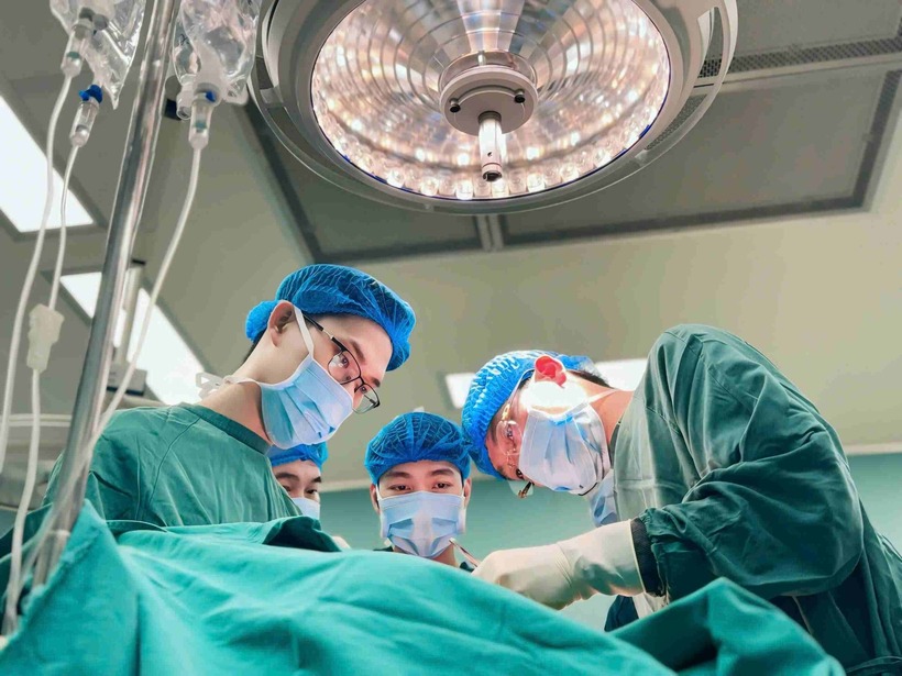 Bác sĩ phẫu thuật cho người bệnh. Ảnh: Báo Lao Động.
