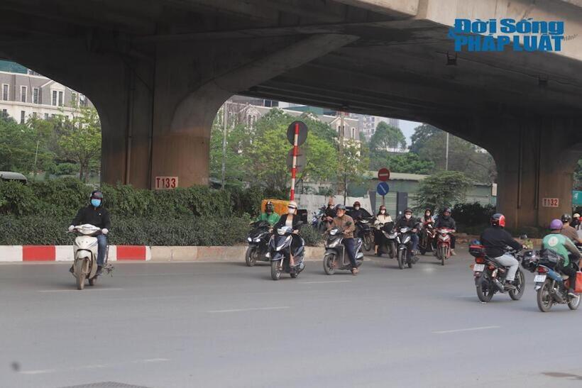 Người dân đi xe máy thiếu ý thức đã đi tắt qua dải phân cách, chạy ngược chiều vượt qua đèn xanh, đèn đỏ trên đường Nghiêm Xuân Yêm (đoạn từ đối diện ngõ 168 Kim Giang đến nút giao Phạm Tu - Nguyễn Xiển)