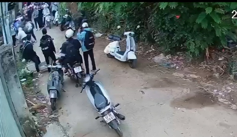 Hình ảnh nữ sinh lớp 10 ở Đắk Lắk bị vây đánh hội đồng. Ảnh: Người lao động