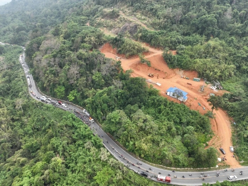 Vụ tai nạn khiến giao thông qua khu vực đèo Bảo Lộc bị gián đoạn. Ảnh: Pháp Luật TP.HCM