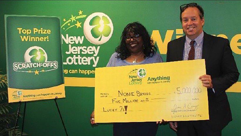 Nonie Briggs chụp ảnh cùng giải thưởng 5 triệu USD xổ số của mình. Ảnh: abc7ny/VietNamnet