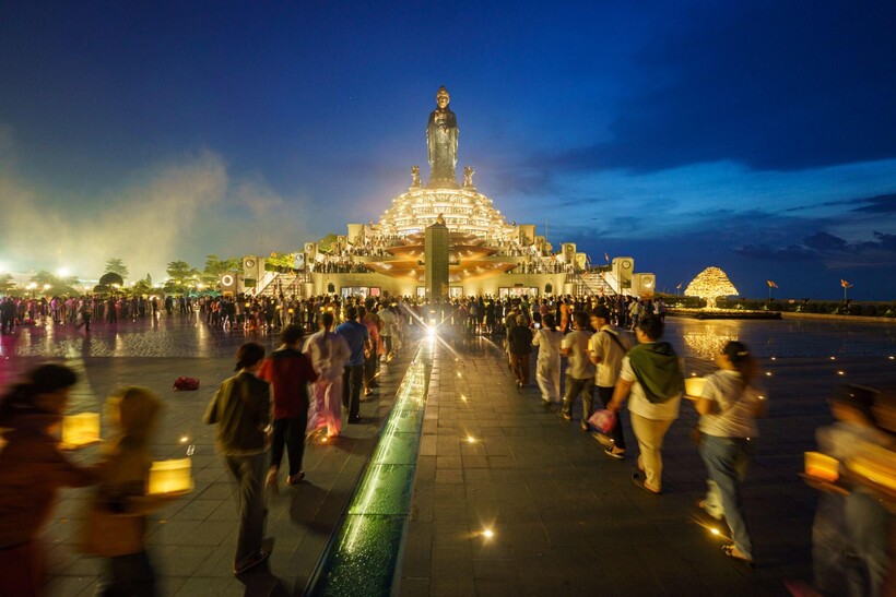 Lễ dâng đăng vào các buổi tối thứ 7 trên đỉnh núi Bà. Ảnh:  Sun World Ba Den Mountain