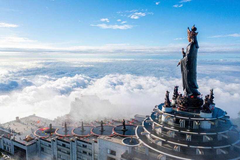 Đỉnh núi Bà Đen với tượng Phật Bà Tây Bổ Đà Sơn hùng vỹ. Ảnh: Lễ dâng đăng vào các buổi tối thứ 7 trên đỉnh núi Bà. Ảnh:  Sun World Ba Den Mountain