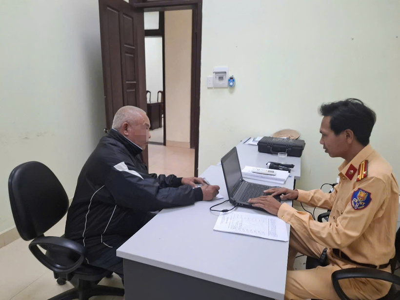 CSGT làm việc với tài xế có hành vi không chấp hành tín hiệu cảnh báo đường ngang, cố tình vượt qua đường sắt khi tàu sắp đến