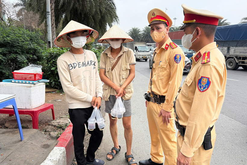 CSGT làm việc với các trường hợp vi phạm