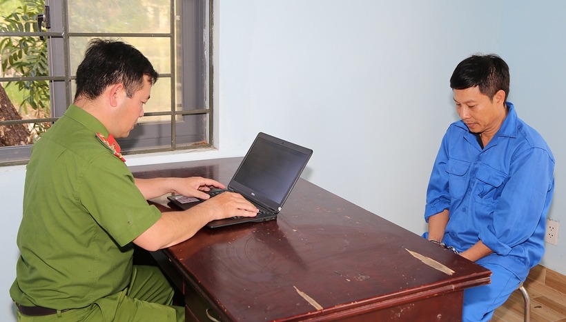 Đối tượng Nguyễn Tấn Phát tại cơ quan Công an. Ảnh: VietNamNet