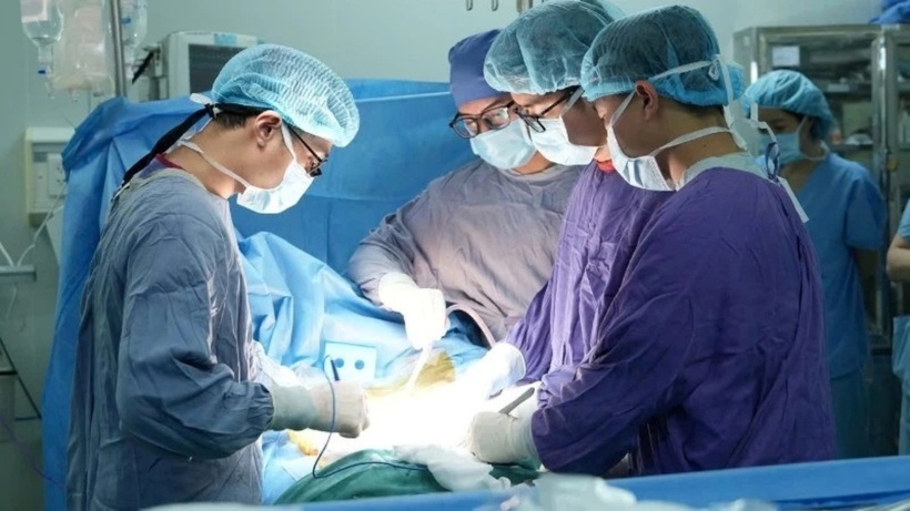Ê-kíp bác sĩ tiến hành ghép thận cho người bệnh. Ảnh: Báo Nhân Dân.