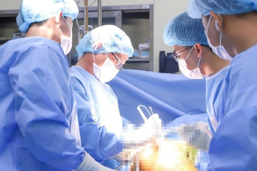 Các bác sĩ tiến hành phẫu thuật cho MC Thanh Bạch. Ảnh: Người Lao Động