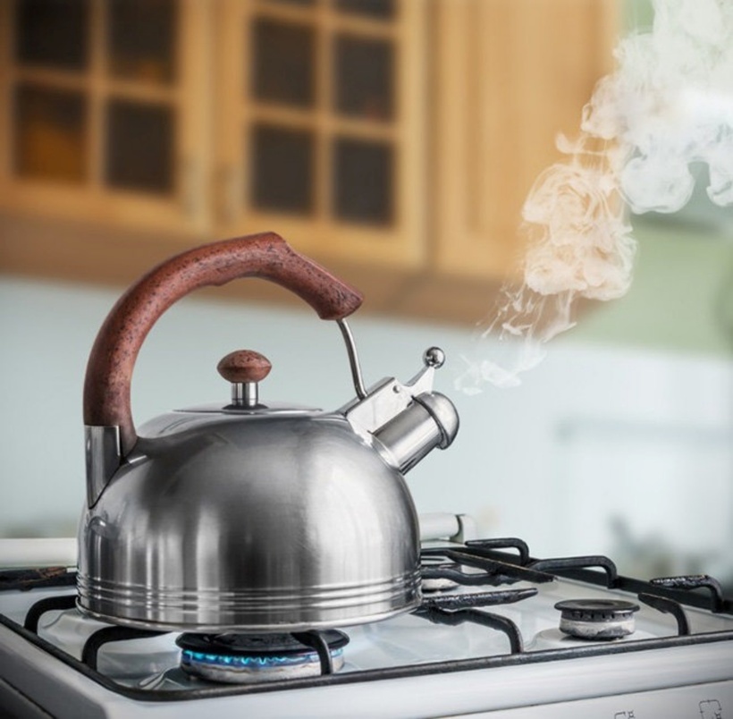 Nếu thiết bị quá nóng, hãy ngừng sử dụng và nhờ thợ điện kiểm tra. Nếu không thể sửa chữa, hãy thay mới để tránh tai nạn. Ảnh minh họa.