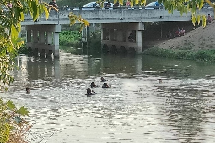 Lực lượng cứu hộ tổ chức tìm kiếm các nạn nhân. Ảnh: The Thaiger