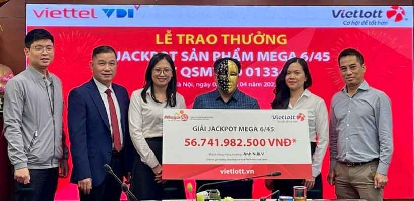 Người đàn ông nhận giải thưởng. Ảnh: Tri Thức