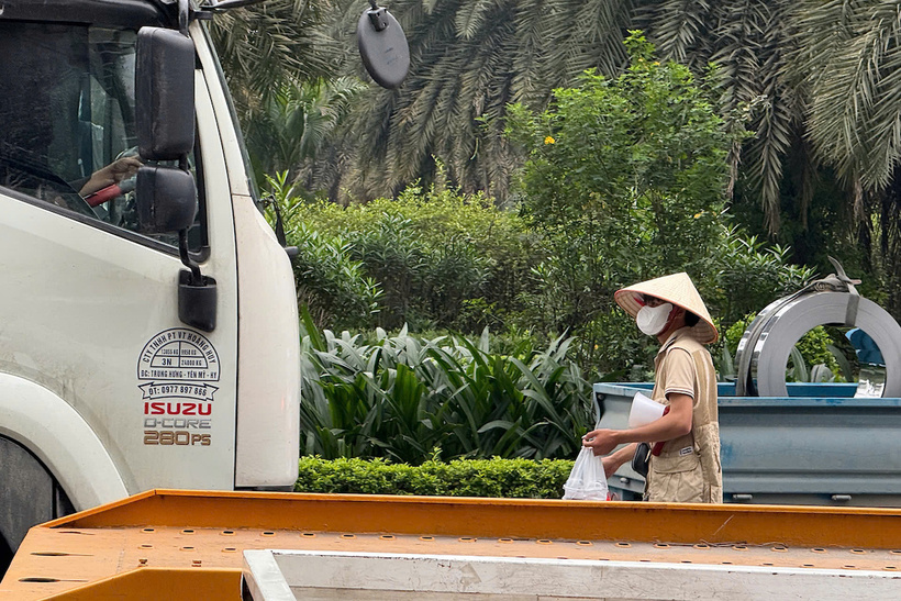 Nam thanh niên đi bộ dưới lòng đường bán cà phê