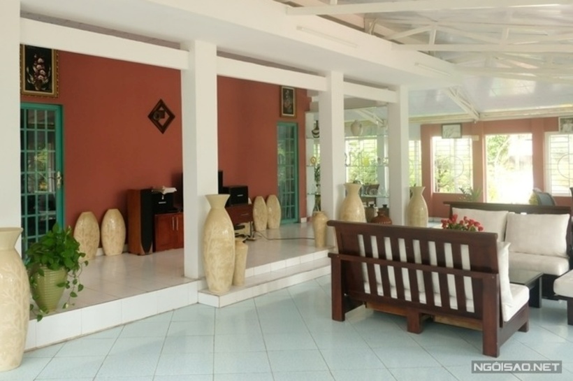 Nguyễn Phi Hùng cho hay, căn nhà vườn được anh thiết kế với rất nhiều cửa sổ đến đón ánh nắng mặt trời và cho thông thoáng. "Căn nhà được thiết kế như thành ý của chủ nhân, lúc nào cũng mở cửa chào mời bạn bè có nhiều dịp về đây để cùng chia sẻ và vui chơi với nhau", anh nói.