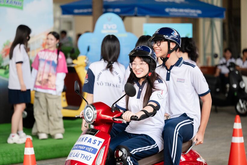 Trực tiếp lái thử Evo Lite Neo, nhiều em học sinh muốn đổi sang xe điện.
