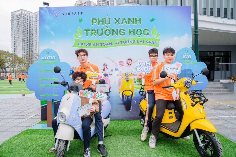 Xe máy điện VinFast mang tới sự yên tâm cho cả phụ huynh và học sinh.