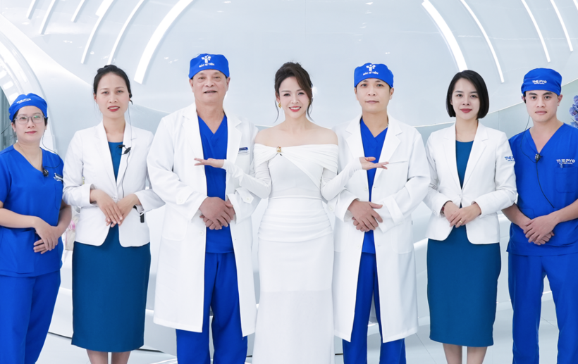 Tiến sĩ, Bác sĩ Vũ Trọng Tiến (Thứ 3 từ trái sang) và đội ngũ bác sĩ chụp ảnh cùng nữ diễn viên Diễm Hương