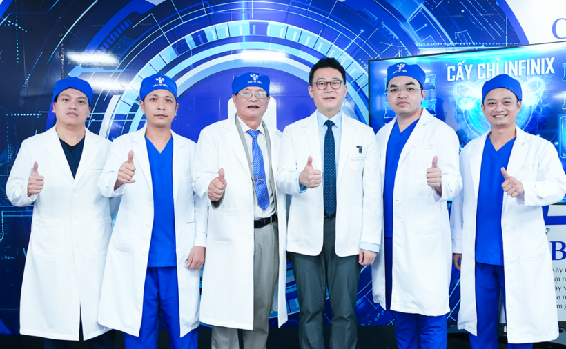 Bác sĩ Vũ Trọng Tiến cùng đội ngũ bác sĩ và Giám đốc Bệnh viện Busan Seongso đánh dấu một bước tiến quan trọng trong việc nâng cao chất lượng chăm sóc sức khỏe