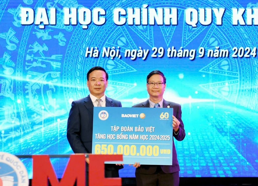 Bảo Việt trao Quỹ học bổng “Bảo Việt - Niềm tin thắp sáng tương lai” đồng hành cùng sinh viên ngành kinh tế trong 10 năm liên tiếp