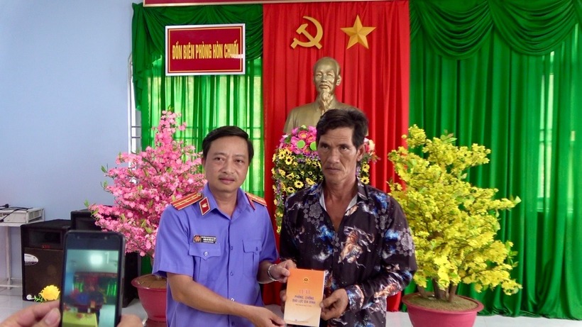 Ông Trần Vũ Tiến Huy, Chánh Văn phòng, Chi hội trưởng Chi hội Luật gia VKSND tỉnh, tặng sách pháp luật cho ngư dân tại Hòn Chuối.