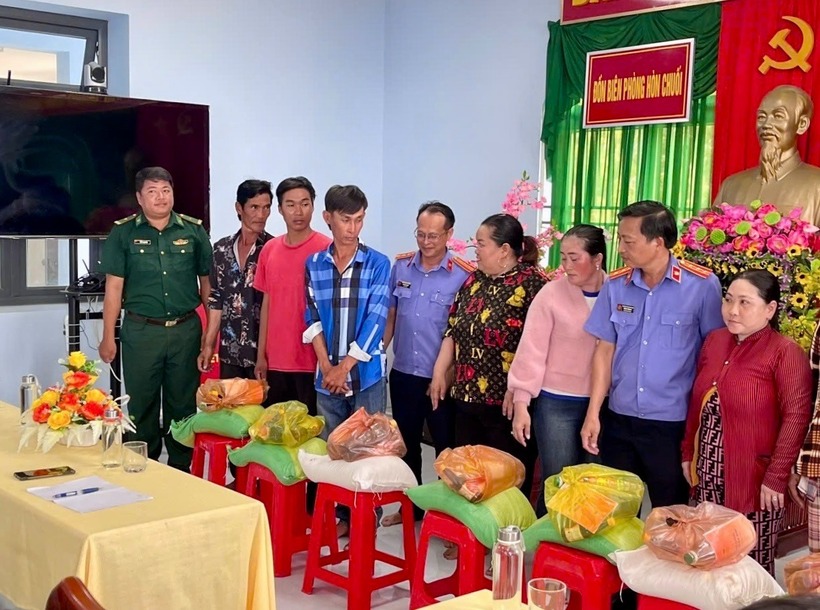 Đoàn công tác tặng quà cho các ngư dân trên Đảo Hòn Chuối