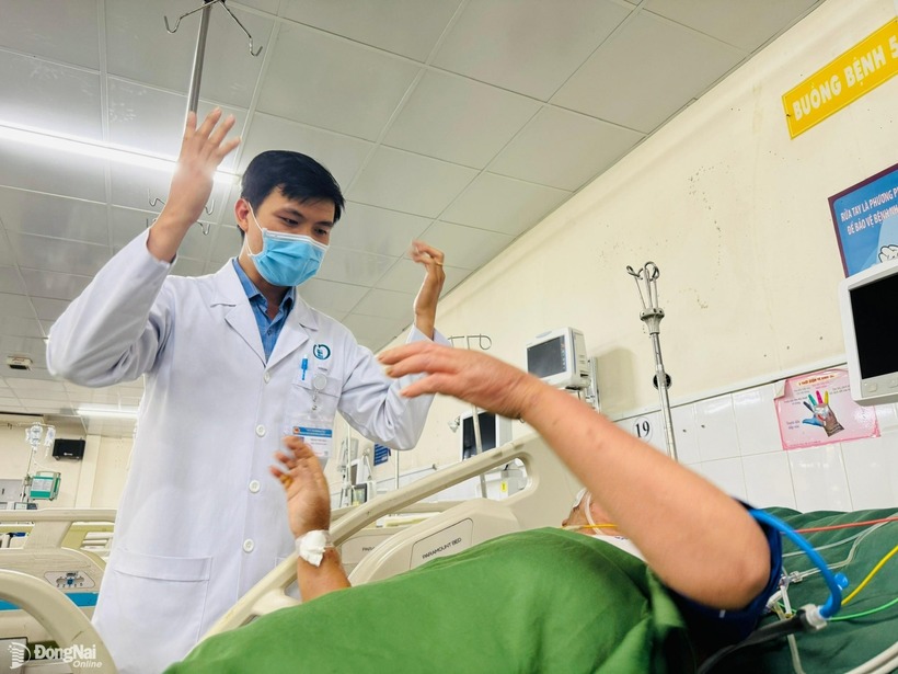 Người phụ nữ 58 tuổi gãy 11 xương sườn, hôn mê sau vì bị heo tấn công được các bác sĩ chăm sóc. Ảnh: Báo Đồng Nai