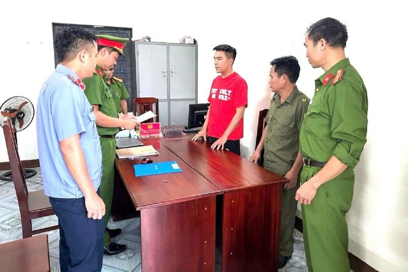 Đối tượng Mai Văn Dưỡng (áo đỏ) bị bắt tạm giam (Ảnh: Công an tỉnh Quảng Nam).