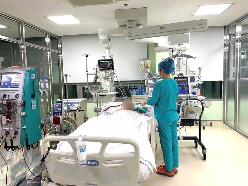 Cụ ông được các bác sĩ chăm sóc, điều trị tích cực tại Bệnh viện trung ương Quân đội 108. Ảnh: Hà Nội mới.