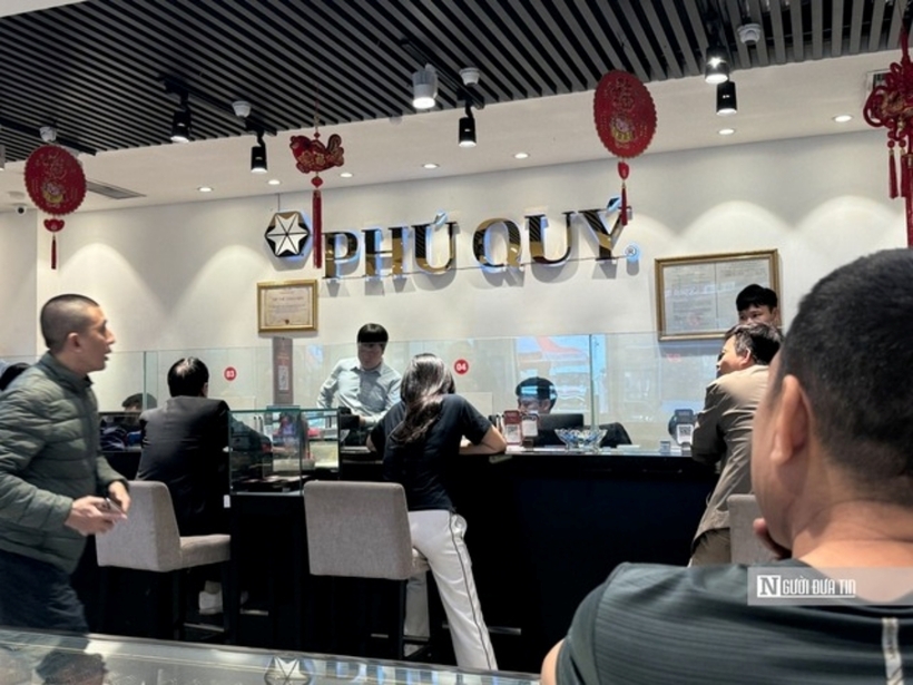 Người dân chờ đợi mua vàng tại Phú Quý (Cầu Giấy).