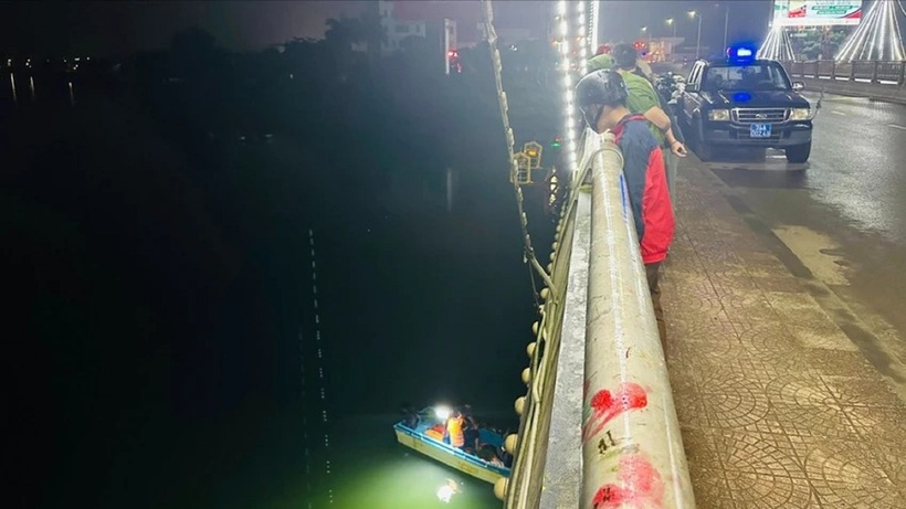 Lực lượng chức năng tìm kiếm nam thanh niên bỏ lại áo, mũ và dép trên cầu rồi mất tích. Ảnh: PLO