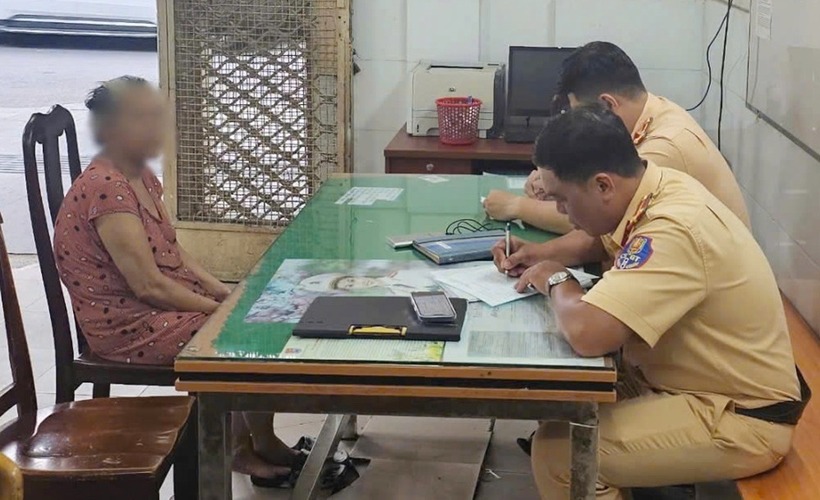 CSGT đã mời làm việc và lập biên bản xử phạt hành chính đối với bà V.T.M. (Ảnh: Phòng CSGT)