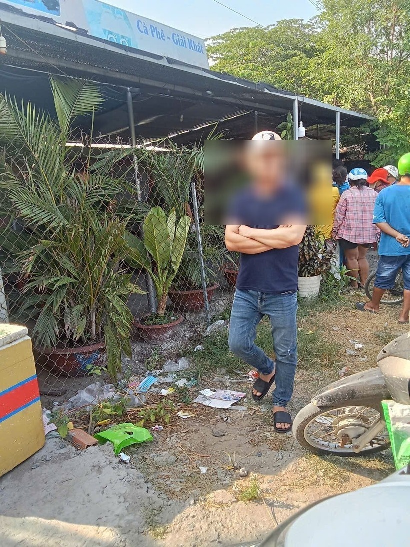 Nhiều người đến xem khám nghiệm hiện trường vụ việc. Ảnh: Dân Việt