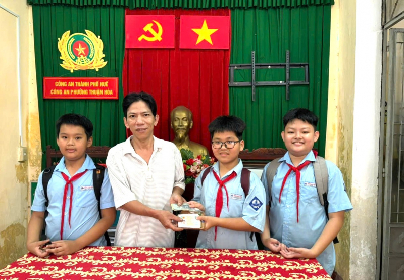 3 học sinh Trường THCS Trần Cao Vân nhặt được tài sản trả lại cho ông Nguyễn Văn Nhớ. (Ảnh: CAND)