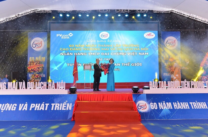 Đại diện PVcomBank trao tài trợ 1 tỷ đồng xây dựng “Tuyến đường Gốm sứ kỳ quan thế giới”