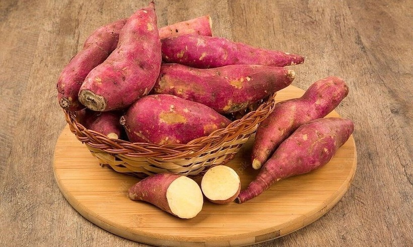Khi ăn sống, tinh bột kháng có thể gây ra tình trạng đầy hơi, chướng bụng, khó tiêu và thậm chí là đau bụng.