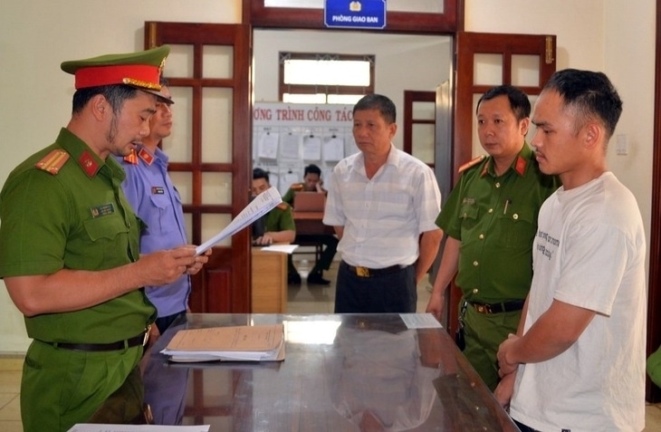 Công an tỉnh Gia Lai thi hành lệnh bắt tạm giam đối với Vũ Văn Hậu. Ảnh: Tuổi trẻ