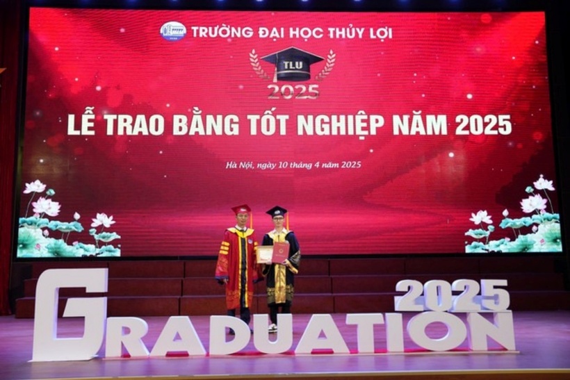 Nguyễn Phi Phong nhận bằng tốt nghiệp đại học. Ảnh: VietnamPlus