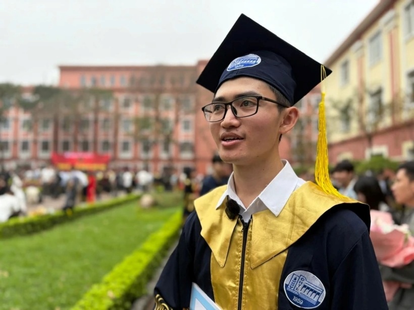 Nam sinh được nhận vào làm việc chính thức tại một công ty công nghệ chuyên sản xuất các sản phẩm phần mềm và website. Ảnh: VietnamPlus