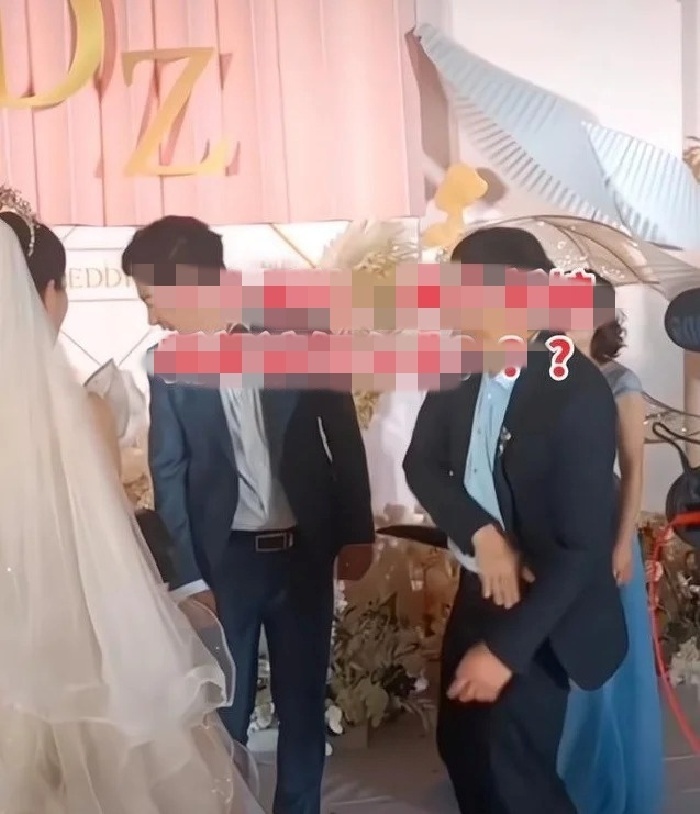 Bố cô dâu vô cùng tức giận, thẳng tay tát chú rể một cái như trời giáng ngay giữa hôn trường. Ảnh: Sohu.